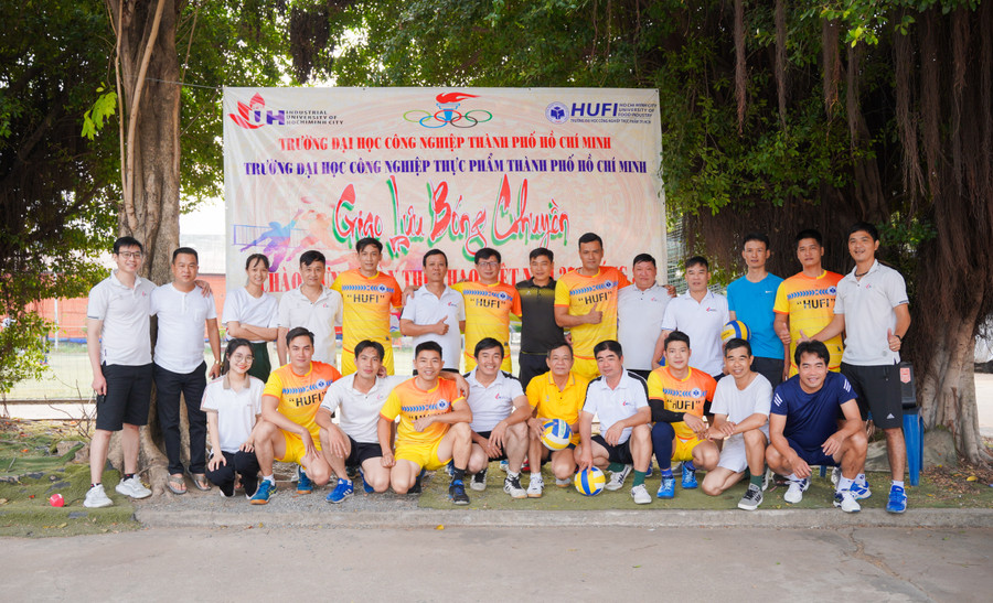 Vận động viên đội trường ĐH Công nghiệp TPHCM (áo trắng) và đội trường ĐH Công nghiệp Thực Phẩm TPHCM chụp ảnh lưu niệm.