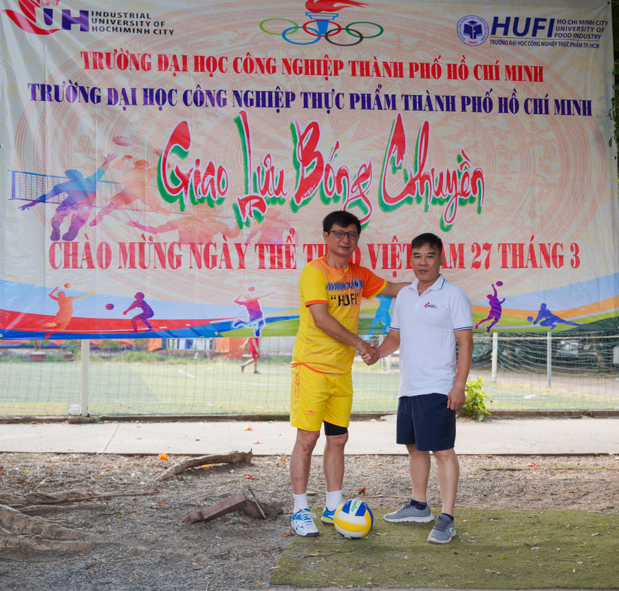 Lãnh đạo Trung tâm Giáo dục Thể chất&amp;Quốc phòng của 2 đơn vị chụp ảnh lưu niệm.