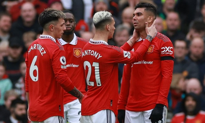 Casemiro thẫn thờ và sau đó bật khóc khi nhận thẻ đỏ trực tiếp. Casemiro thẫn thờ và sau đó bật khóc khi nhận thẻ đỏ trực tiếp.