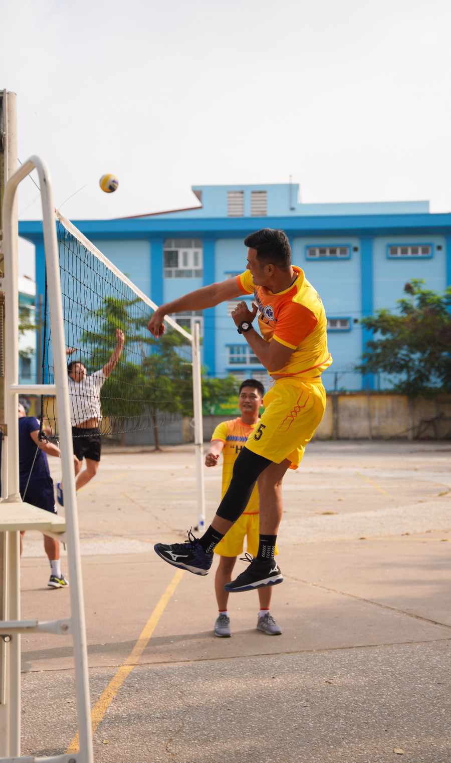 Nhiều pha bóng hay của các vận động viên là giảng viên khiến khán giả phấn khích.