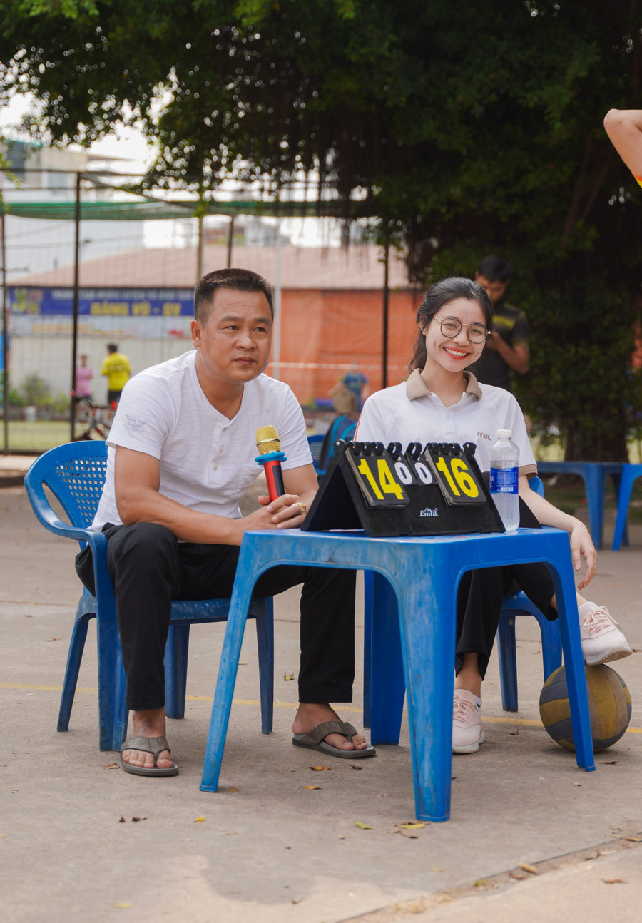 Bình luận viên và Thư ký trọng tài đang làm nhiệm vụ.