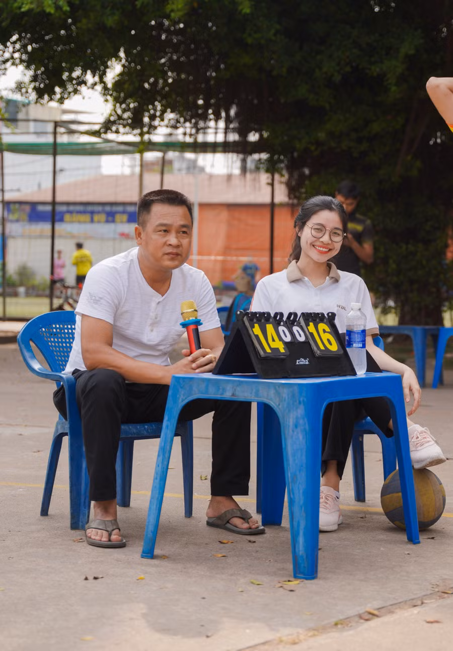 Bình luận viên và Thư ký trọng tài đang làm nhiệm vụ.