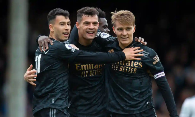 Cầu thủ Arsenal mừng bàn thắng vào lưới Fulham. Cầu thủ Arsenal mừng bàn thắng vào lưới Fulham.