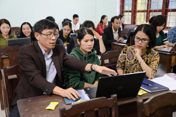Các GV cốt cán trao đổi tại buổi tập huấn Các GV cốt cán trao đổi tại buổi tập huấn