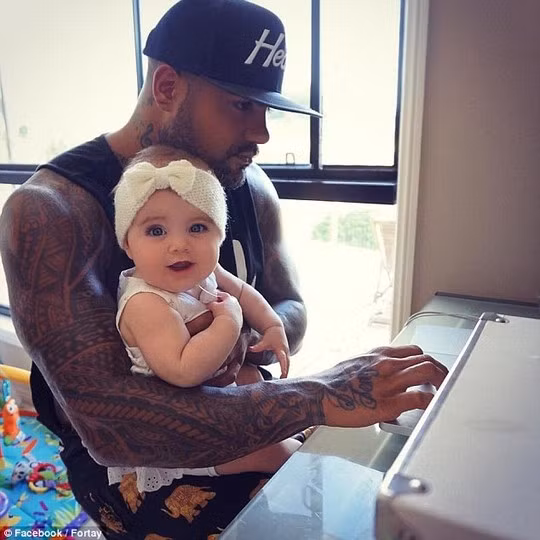 Em bé mắt xanh mê hoặc cả thế giới mạng ảnh 6