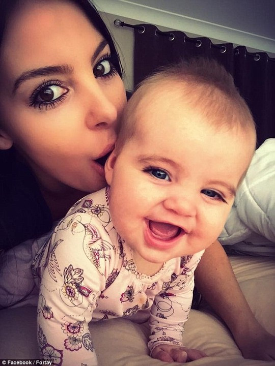 Em bé mắt xanh mê hoặc cả thế giới mạng ảnh 5