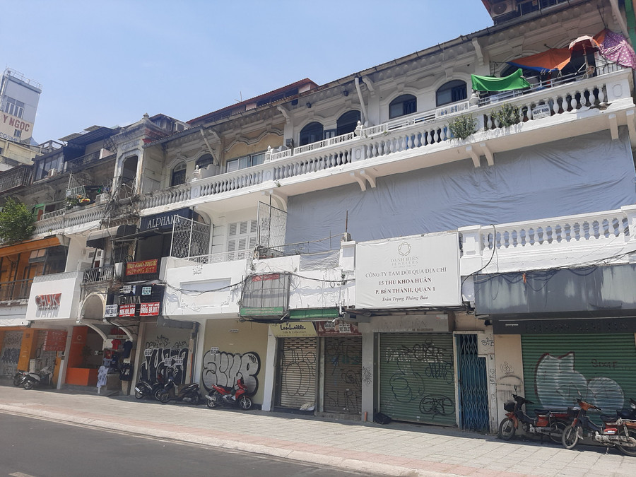 Nhiều nhà cổ trên đường Lê Lợi (hướng ra từ Nguyễn Trung Trực) không có mái che dẫn đến nóng bức kéo dài.