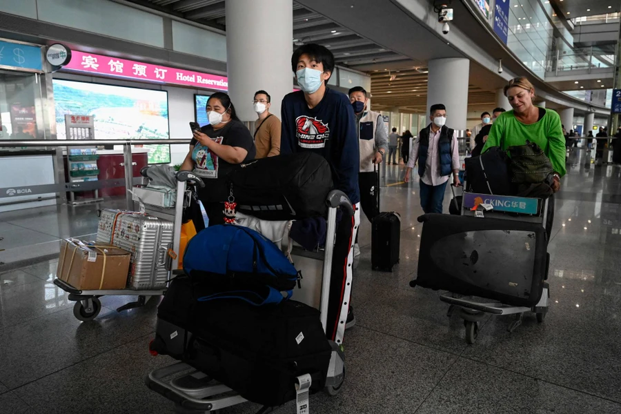 Du khách nước ngoài nhập cảnh Trung Quốc hôm 14/3.