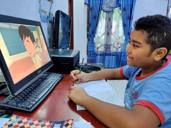 Trẻ em Indonesia học trực tuyến tại nhà.