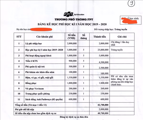 Bảng thu phí năm học 2019 - 2020 tách 2 mục học phí và phí hoạt động ngoại khóa thành 2 mục riêng. Nhưng hiện tại, 2 hai mục này bị ghép thành 1 khiến phụ huynh phản đối.