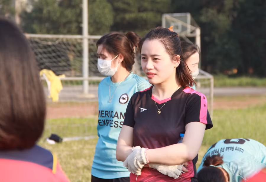 Vẻ đẹp của nhiều bạn nữ cũng giúp các nam công nhân say đắm sau những giờ mệt nhọc với lò găng, xưởng thép.