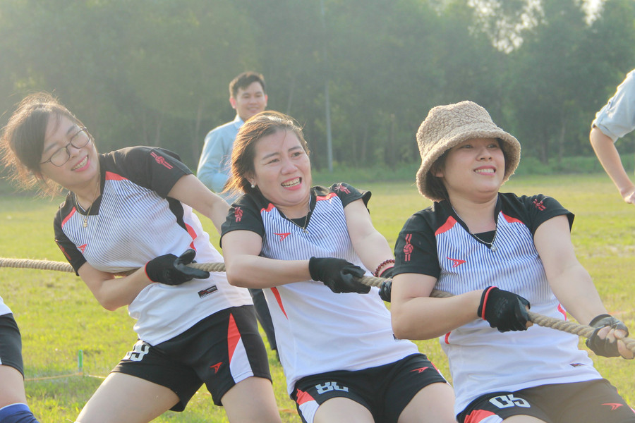 Ngoài ra còn có những người đẹp làm việc ở một số bộ phận khác nhưng chiếm số ít. Ngoài ra còn có những người đẹp làm việc ở một số bộ phận khác nhưng chiếm số ít.