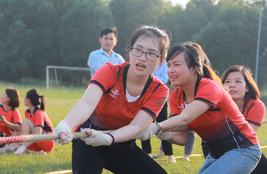 Không chỉ ở phòng làm việc mà tại các hoạt động sân chơi cần sự mạnh mẽ cũng không che giấu đi được vẻ đẹp của chị em.