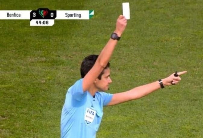 Trọng tài rút thẻ trắng trong trận đấu bóng đá nữ ở Bồ Đào Nha.