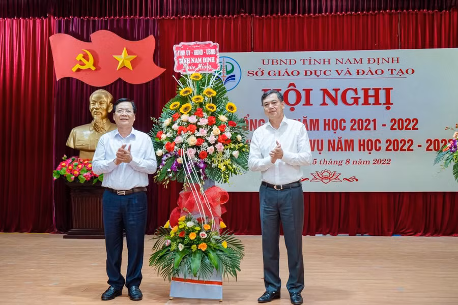 Phó Chủ tịch UBND tỉnh Trần Lê Đoài trao Bằng khen của lãnh đạo tỉnh cho các tập thể, cá nhân có thành tích xuất sắc trong năm học 2021-2022.