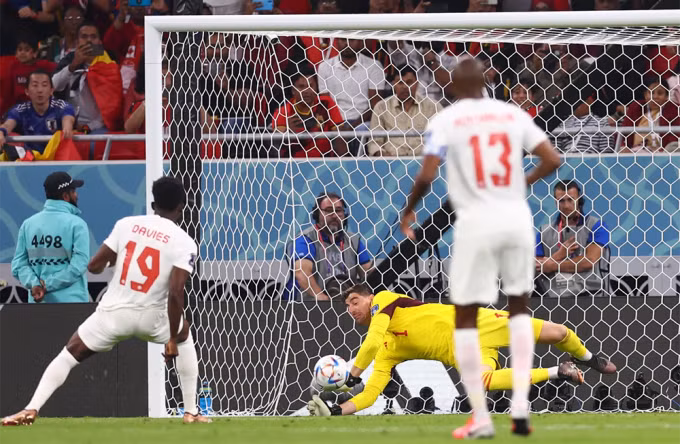Thibaut Courtois đổ người cản phá thành công quả đá phạt 11m trong trận Bỉ thắng Canada 1-0.