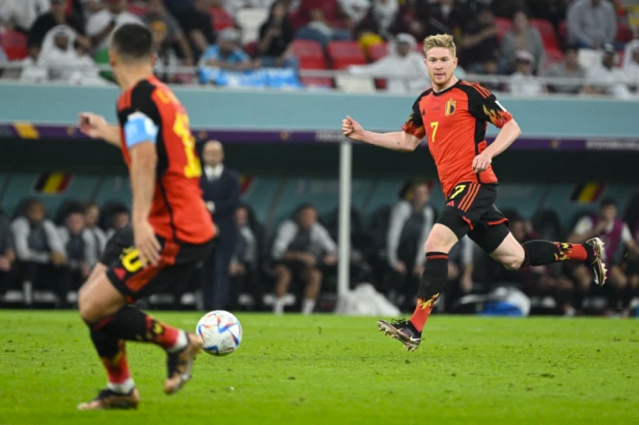 Kevin De Bruyne chật vật giành quyền kiểm soát khu vực giữa sân của Bỉ trong trận gặp Canada. Kevin De Bruyne chật vật giành quyền kiểm soát khu vực giữa sân của Bỉ trong trận gặp Canada.