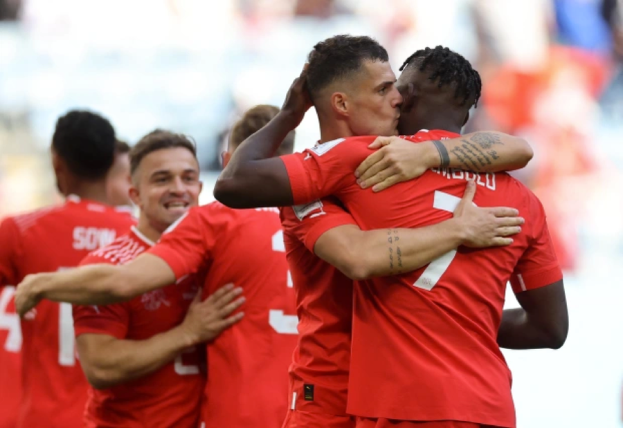 Đồng đội tuyển Thuỵ Sĩ chia vui với Embolo.