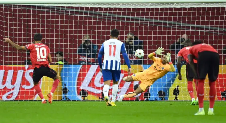 Costa trở thành thủ môn đầu tiên vừa kiến tạo và cản phá phạt đền trong một trận đấu tại Champions League. Costa trở thành thủ môn đầu tiên vừa kiến tạo và cản phá phạt đền trong một trận đấu tại Champions League.