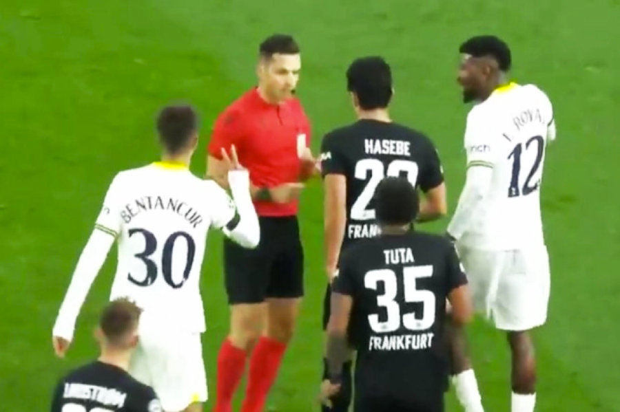 Trọng tài quên Tuta đã nhận 2 thẻ vàng khiến cầu thủ Tottenham phải ra nhắc. Trọng tài quên Tuta đã nhận 2 thẻ vàng khiến cầu thủ Tottenham phải ra nhắc.