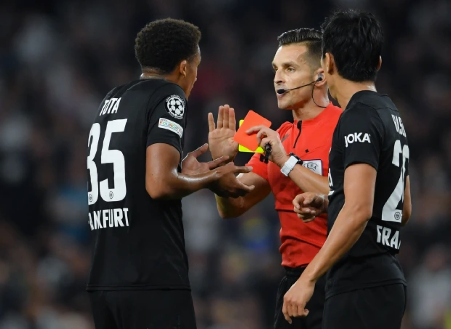 Tuta liên tiếp nhận 2 thẻ vàng chỉ trong vòng 3 phút. Tuta liên tiếp nhận 2 thẻ vàng chỉ trong vòng 3 phút.