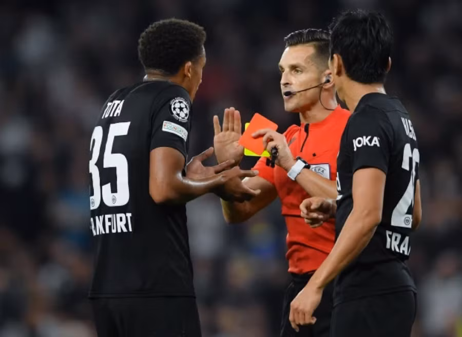 Tuta liên tiếp nhận 2 thẻ vàng chỉ trong vòng 3 phút.