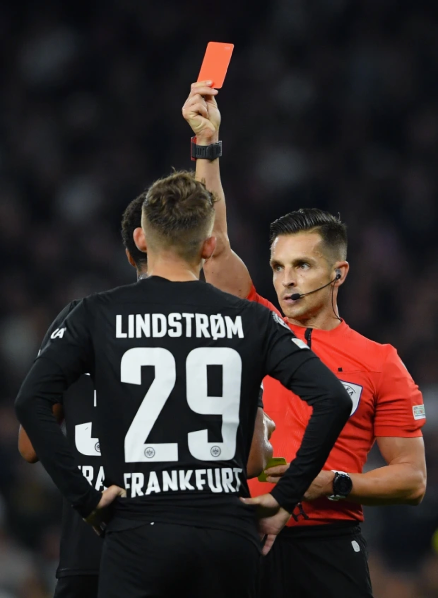 Cuối cùng, trọng tài đã truất quyền thi đấu của Tuta. Cuối cùng, trọng tài đã truất quyền thi đấu của Tuta.