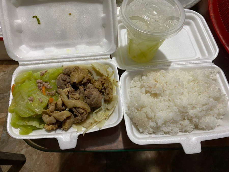 Các suất ăn của học sinh dự kỳ thi tốt nghiệp THPT tại điểm thi Trường THPT số 1 Văn Bàn (Lào Cai) đảm bảo cả chất và lượng.