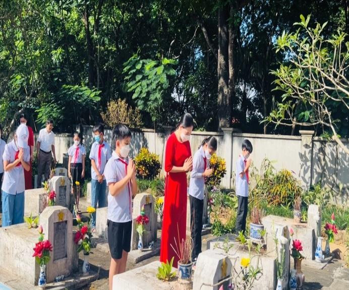 Giáo dục học sinh lòng biết ơn qua hoạt động thắp hương tưởng niệm các anh hùng, liệt sĩ. Giáo dục học sinh lòng biết ơn qua hoạt động thắp hương tưởng niệm các anh hùng, liệt sĩ.