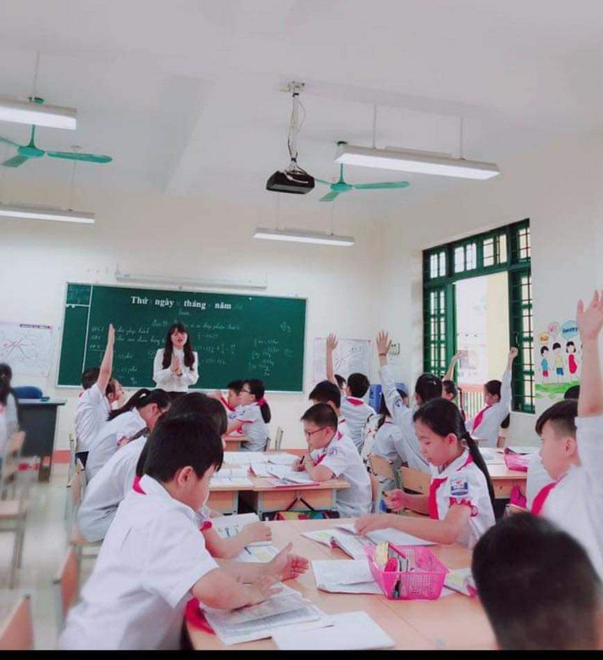 Cô Hoa luôn được phụ huynh, học sinh gửi trọn niềm tin. Cô Hoa luôn được phụ huynh, học sinh gửi trọn niềm tin.