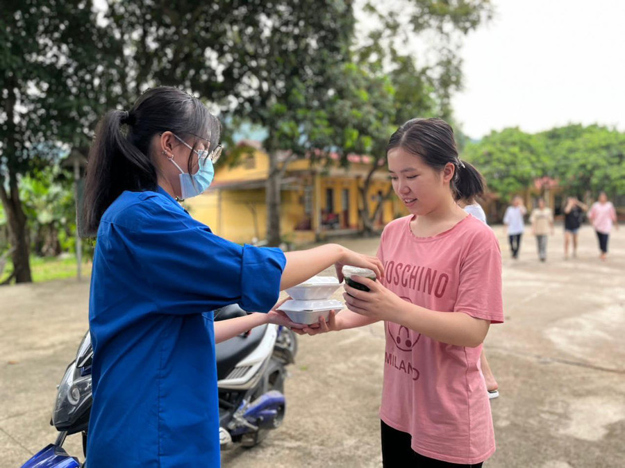 Học sinh ấm lòng khi nhận được sự hỗ trợ trong suốt kỳ thi