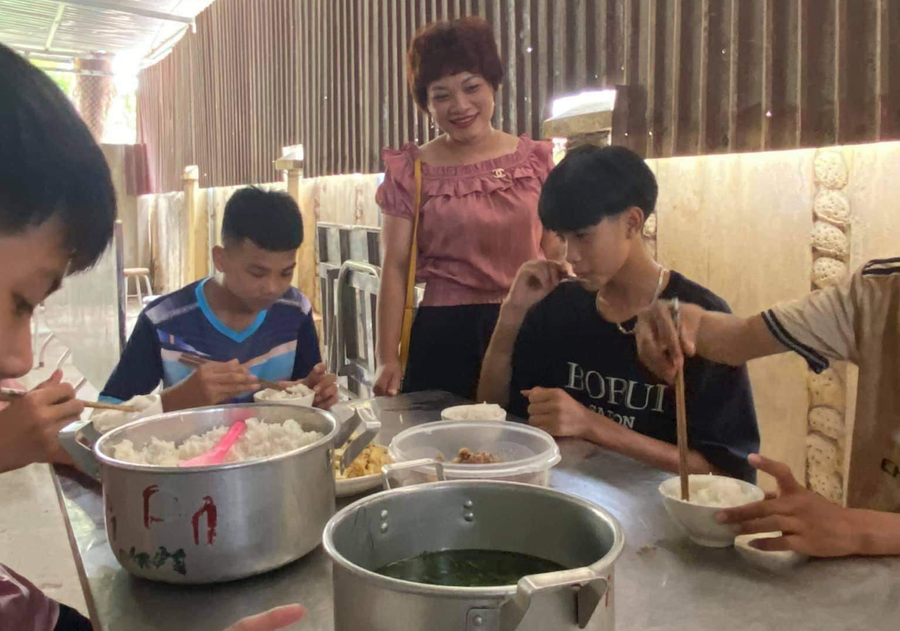 Cô Hoàng Thị Hồng Hạnh, Phó Chủ tịch Hội chữ thập đỏ Trường THPT số 1 Văn Bàn (Văn Bàn, Lào Cai) luôn quan tâm và đồng hành cùng hoạt động hỗ trợ suất ăn miễn phí cho học trò.