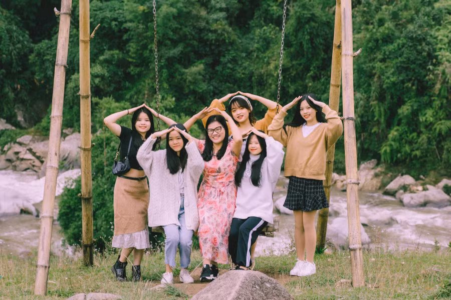 Giàng Thị Chư (hàng đầu, ngoài cùng bên phải) cùng NGƯT Nguyễn Thị Hạnh và bạn học Trường THPT Chuyên Lào Cai.