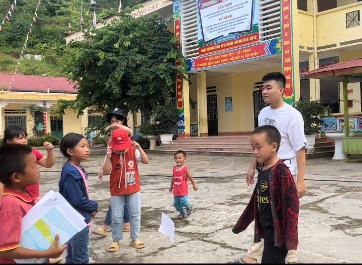 Tình nguyện viên Nguyễn Phúc Sơn (áo trắng) hướng dẫn học sinh hoạt động ngoài trời Tình nguyện viên Nguyễn Phúc Sơn (áo trắng) hướng dẫn học sinh hoạt động ngoài trời