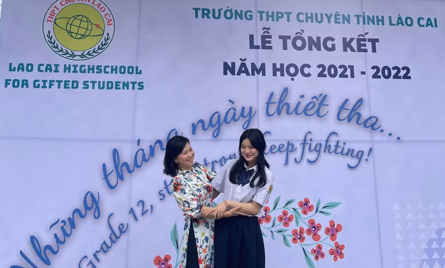 Cô Trịnh Bạch Yến (trái) cùng học sinh