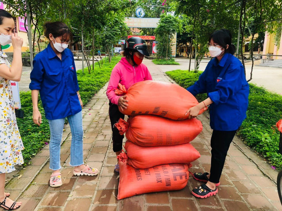 Nhiều cá nhân, phụ huynh nhà trường ủng hộ hoạt động bằng hiện vật