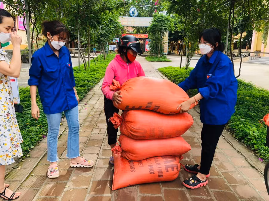 Nhiều cá nhân, phụ huynh nhà trường ủng hộ hoạt động bằng hiện vật