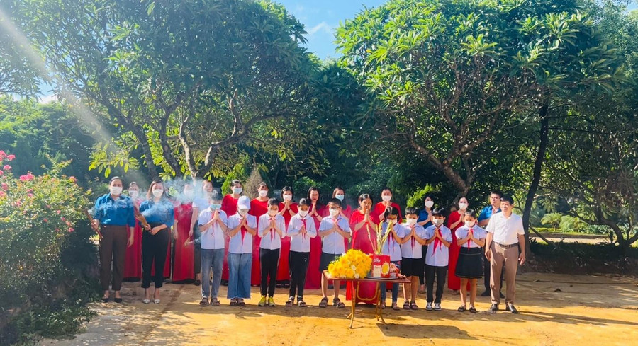 Giáo viên, học sinh Trường Tiểu học Lê Hồng Phong dâng hương tri ân các anh hùng liệt sĩ.