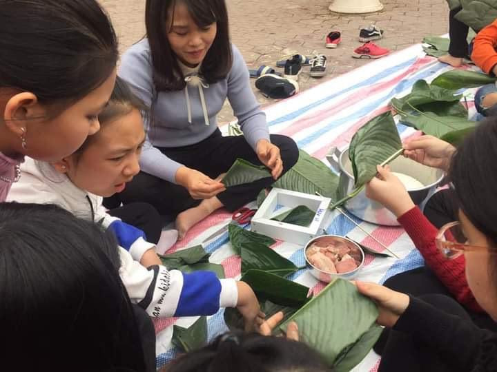 Cô Vũ Thị Hoa luôn gắn bó với học trò trong cả hoạt động nhỏ nhất. Cô Vũ Thị Hoa luôn gắn bó với học trò trong cả hoạt động nhỏ nhất.