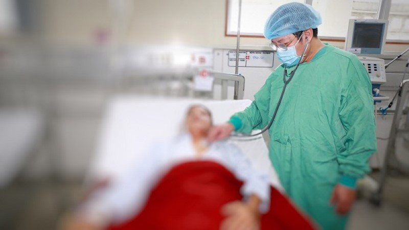 Bệnh nhân Whitmore đang điều trị tại khoa Hồi sức cấp cứu Bệnh viện Trung ương Huế. Ảnh: BVCC.