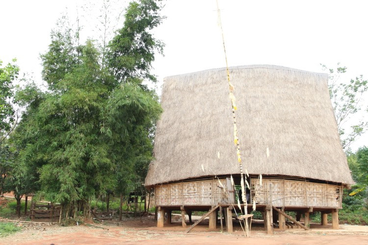 Học sinh tại điểm trường thôn 10 – Trường Tiểu học Tô Vĩnh Diện phải học tạm ở nhà Rông do cây cầu bắc qua trường bị cuốn trôi.