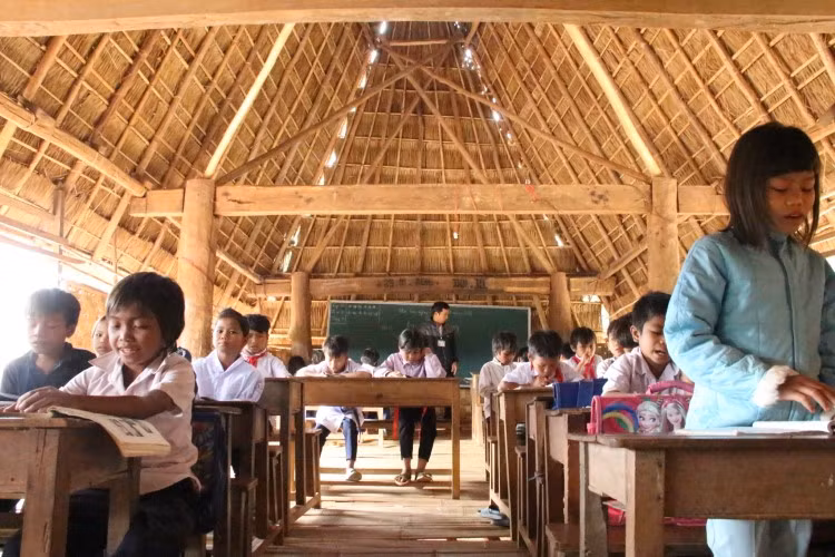 28 em học sinh khối 3, 4 và 5 ngồi quay lưng với nhau để học do nhà Rông chật hẹp.