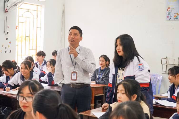 Dù đông hay hè, thầy Đông lên lớp với áo dài tay, ống tay áo bên phải “cất” và túi quần.