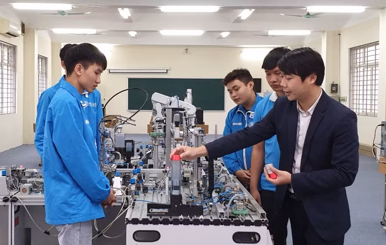 Thầy Trương Văn Chuyên giảng bài thực hành hệ thống tự động hóa cho các sinh viên.