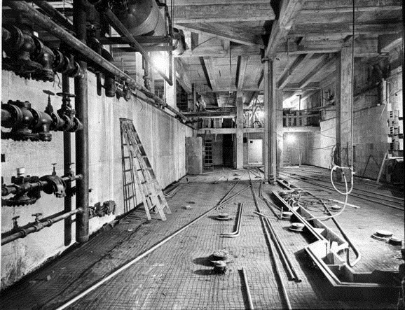 Cảnh tượng tầng hầm của Nhà Trắng trong lần tu sửa vào năm 1951. Nhiều người nói rằng nó là nơi một con "mèo quỷ" trú ngụ. Theo họ, ban đầu nó chỉ là một con mèo nhỏ. Nhưng khi con người tới gần, nó sẽ trở thành con quái vật lớn. Một số giả thuyết cho rằng sự xuất hiện của "mèo quỷ" là điềm báo trước một thảm họa quốc gia. Một số người nói "mèo quỷ" từng xuất hiện trước cuộc khủng hoảng thị trường chứng khoán Mỹ vào thập niên 20 và vụ ám sát tổng thống Kennedy. Ảnh: whitehousemuseum.org Cảnh tượng tầng hầm