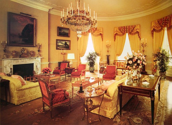 Khi Abraham Lincoln còn lãnh đạo nước Mỹ, phòng Bầu Dục vàng là thư viện và cũng là nơi ông yêu thích nhất. Sau khi ông qua đời, nhiều nhân viên Nhà Trắng vẫn thấy ông đứng trong phòng Bầu Dục vàng và nhìn ra cửa sổ. Đệ nhất phu nhân Grace Coolidge cũng từng thấy Lincoln ở đây. Ảnh: jcress.com Khi Abraham Lincoln còn lãnh đạo nước Mỹ