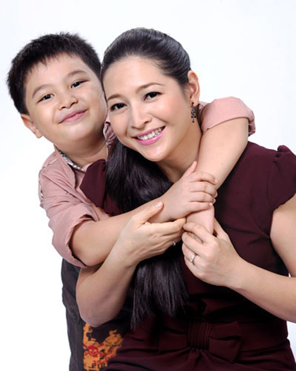 Ngoài Thay lời muốn nói, Quỳnh Hương tạo ấn tượng trong chương trình Lời trái tim muốn nói, là người khởi xướng cuộc thi Tiếng hát mãi xanh dành cho giới trung niên và mới nhất là chương trình Vợ chồng cùng hát - sân chơi cho những cặp vợ chồng yêu thích ca hát.