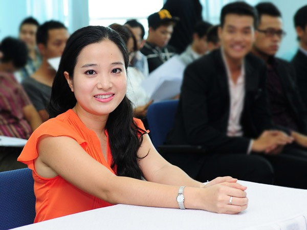 Không ít người cho rằng cách dẫn của Hồng Phượng mang hình ảnh của đàn chị Quỳnh Hương. Cô không phủ nhận điều đó: “Từ nhỏ tôi đã thần tượng chị Quỳnh Hương. Vì vậy, ít nhiều tôi bị ảnh hưởng bởi hình ảnh của chị Quỳnh Hương. Nhiều khán giả nhận xét, tôi và chị Quỳnh Hương giống nhau ở sự chuẩn mực, duyên dáng và gần gũi, nhưng tôi tin rằng họ đủ tinh tế để nhận ra nét riêng giữa 2 người”.