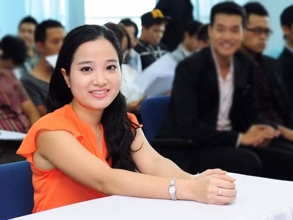 Những năm đầu trong nghề, có người cho rằng cách dẫn của Hồng Phượng mang ít nhiều hình ảnh của Quỳnh Hương. Qua một thời gian trải nghiệm với nghề, cô dần thoát khỏi cái bóng của đàn chị mà mình ngưỡng mộ, xây dựng được phong cách riêng, duyên dáng và gần gũi. Không ít người cho rằng cách dẫn của Hồng Phượng mang hình ảnh của đàn chị Quỳnh Hương. Cô không phủ nhận điều đó: “Từ nhỏ tôi đã thần tượng chị Quỳnh Hương. Vì vậy, ít nhiều tôi bị ảnh hưởng bởi hình ảnh của chị Quỳnh Hương. Nhiều khán giả nhận xét, tôi và chị Quỳnh Hương giống nhau ở sự chuẩn mực, duyên dáng và gần gũi, nhưng tôi tin rằng họ đủ tinh tế để nhận ra nét riêng giữa 2 người”.