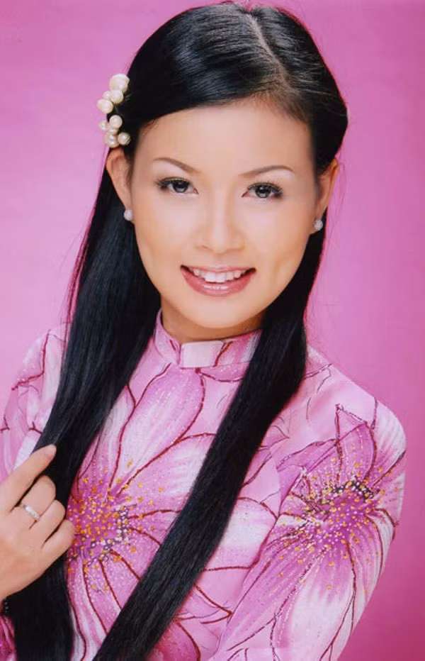 Quỳnh Giang là một nữ MC “lạ”. “Lạ” vì cô vốn là thế hệ "sơn ca" đầu tiên sinh hoạt tại các Nhà thiếu nhi ở TPHCM. Năm 1998, đoạt giải tư Tiếng hát truyền hình TPHCM nhưng cô không chọn nghề ca hát, mà lại gắn bó với nghề dẫn chương trình qua Nhịp cầu âm nhạc, Tiếng hát truyền hình, Giai điệu tình thương, Câu chuyện ước mơ... Quỳnh Giang là một nữ MC “lạ”, “Lạ” vì cô vốn là thế hệ